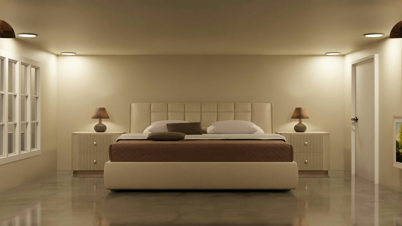 Bedroom with a large bed and two bedside lamps